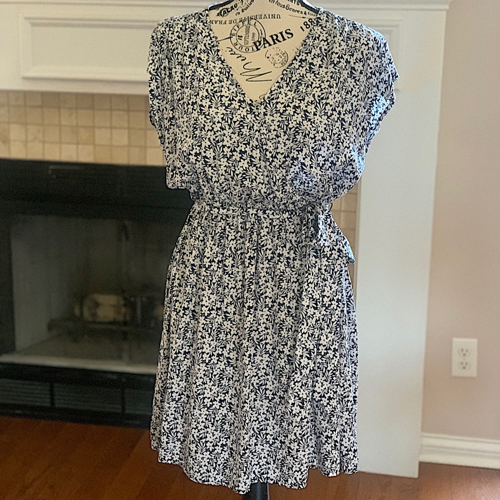 2/$10 GAP Navy and white floral dress